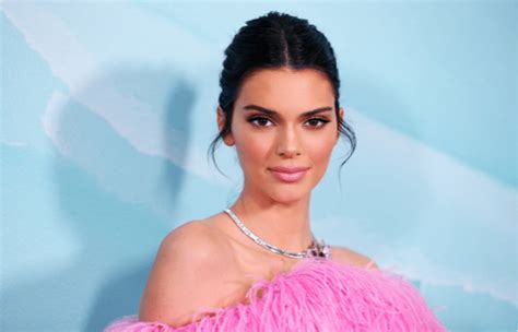 kendall jenner nackt|Kendall Jenner Sunbathes Nude in Racy New Photo .